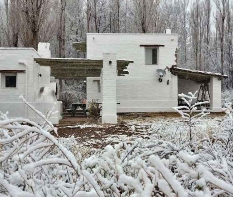 Casa de campo de la estancia con nieve