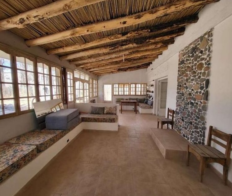 Interior amplio con ventanales y techo de madera