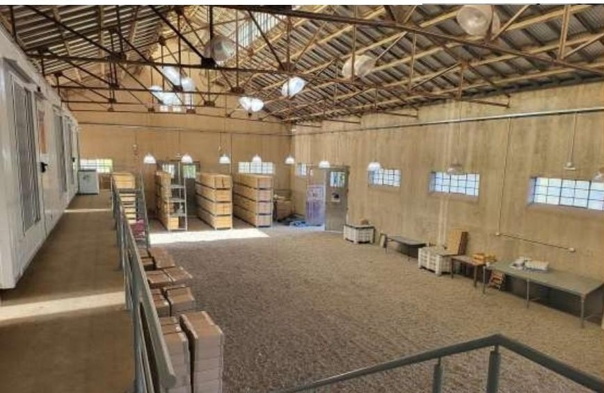 Interior del galpón de 900 m² con estanterías