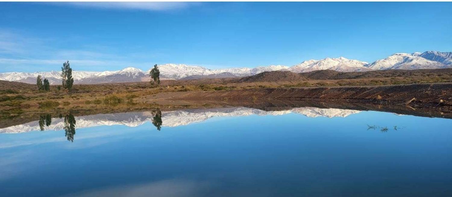 Laguna natural de la estancia reflejando la cordillera